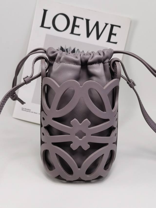 原厂皮 Loewe 新款鏤空logo手機包 型号922B 包包内外都是小牛皮质地，目前有三个颜色可以选择白色清爽，紫色温柔，墨绿色高级，而且容量