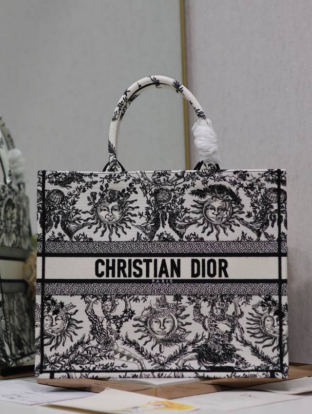 正品级 ，高版本 太阳星座白 大号 Dior Book Tote 购物袋 这款book Tote手袋灵感来自女装创意总监玛丽亚 嘉茜娅