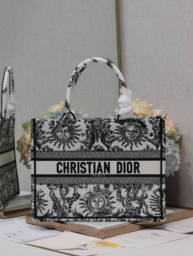 正品级 ，高版本 太阳星座白 中号 Dior Book Tote 购物袋 这款book Tote手袋灵感来自女装创意总监玛丽亚 嘉茜娅