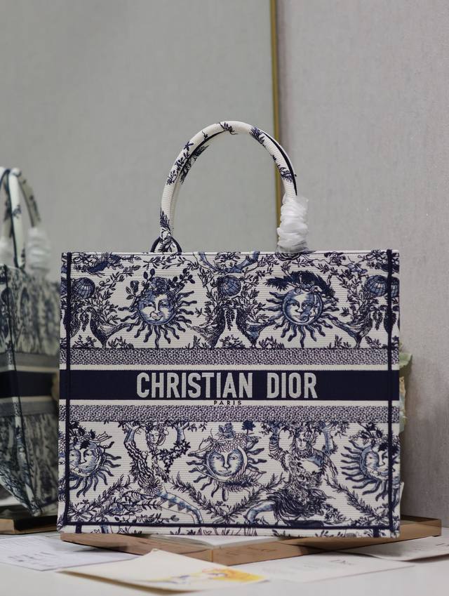 正品级 ，高版本 太阳星座兰 大号 Dior Book Tote 购物袋 这款book Tote手袋灵感来自女装创意总监玛丽亚 嘉茜娅
