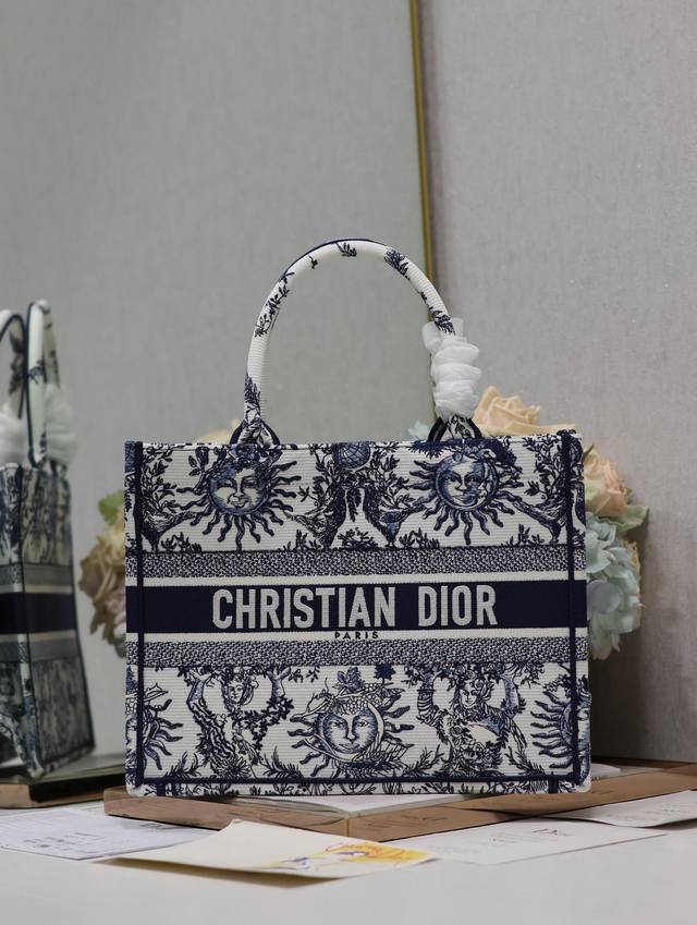正品级 ，高版本 太阳星座兰 中号 Dior Book Tote 购物袋 这款book Tote手袋灵感来自女装创意总监玛丽亚 嘉茜娅