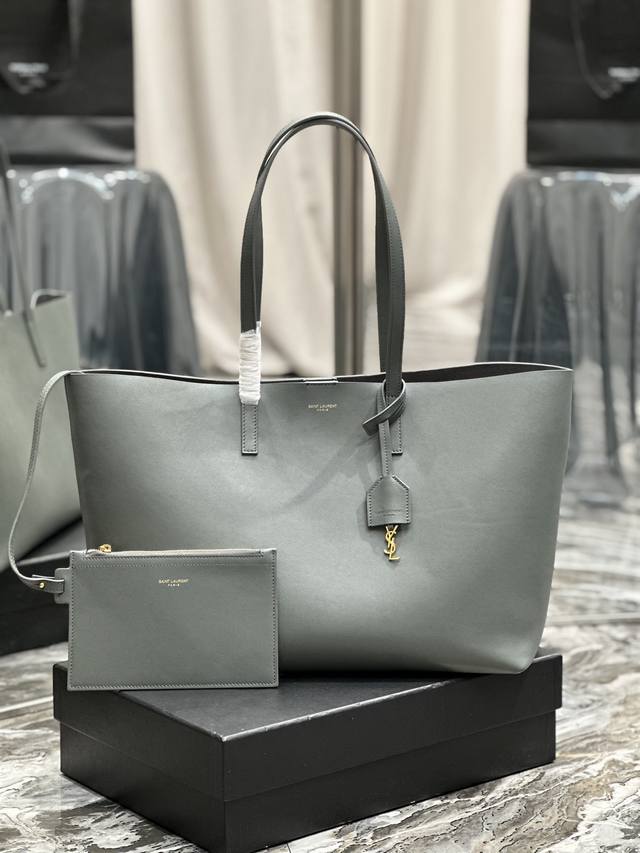 正品级 Shopping Tote Bag_购物袋 非常简约性冷淡风的一个系列，进口南非牛皮，内里配有一个手拿袋，可拆卸，它的特点就是容量大而且