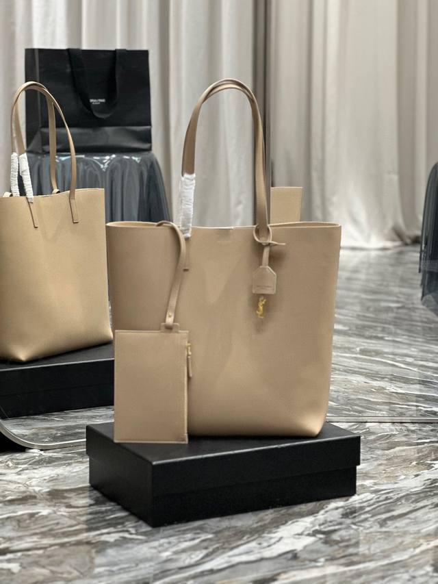 正品级 Shopping Tote Bag_竖款购物袋 非常简约性冷淡风的一个系列，进口南非牛皮，内里配有一个手拿袋，可拆卸，它的特点就是容量大
