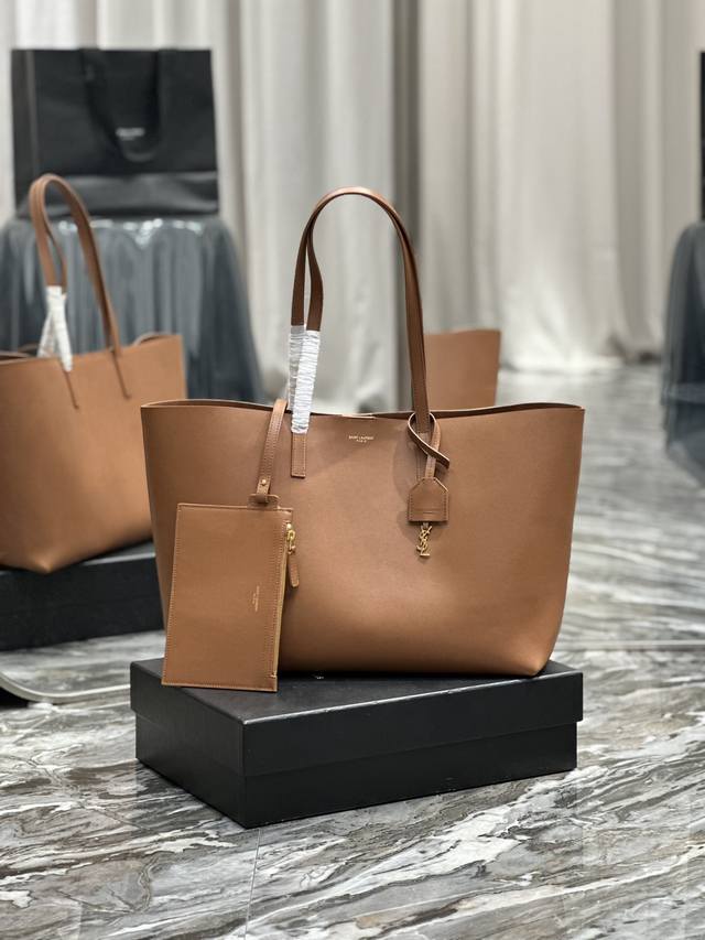 正品级 Shopping Tote Bag_购物袋 非常简约性冷淡风的一个系列，进口南非牛皮，内里配有一个手拿袋，可拆卸，它的特点就是容量大而且