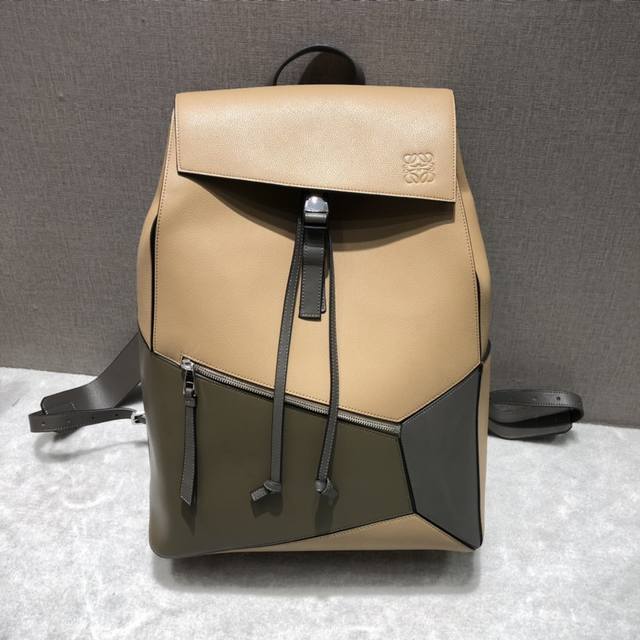 【Loewe】罗意威专柜新款 Puzzle Backpack男款系列， 最新颜色：杏拼 超大容量，时尚立体十足的包型给男士们展示出一种十分高大上的气质，触感舒适