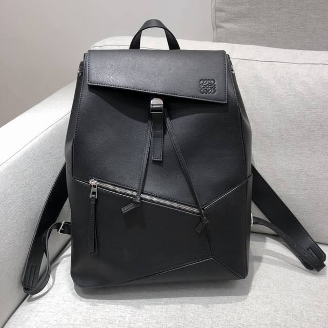 【Loewe】罗意威专柜新款 Puzzle Backpack男款系列，超大容量，时尚立体十足的包型给男士们展示出一种十分高大上的气质，触感舒适，极为实用。这款时