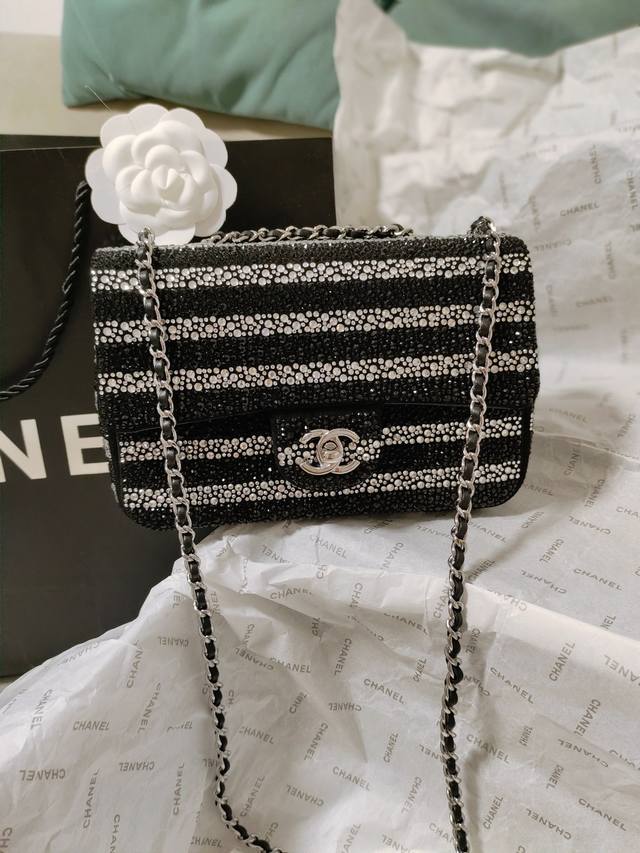 Chanel 24S 晚宴包 黑白条纹钻 非常好看的水钻包、细节满满～ 20Cm Evening Bag 值得拥有！