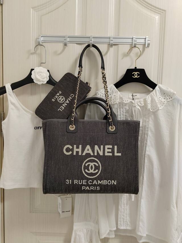 22B沙滩包 Chanel 22B Shopping Bag 每个季度 Chanel都會出不一樣的沙滩包,尺寸也不一样哦，小号尺寸：30X34X20 Cm 大号
