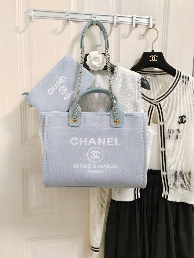 Chanel 24P沙滩包 冰川蓝颜色很清新～ 超级适合夏日穿搭 真的太懂女生啦～ 容量巨优秀大号p38Cm 小号p32Cm D