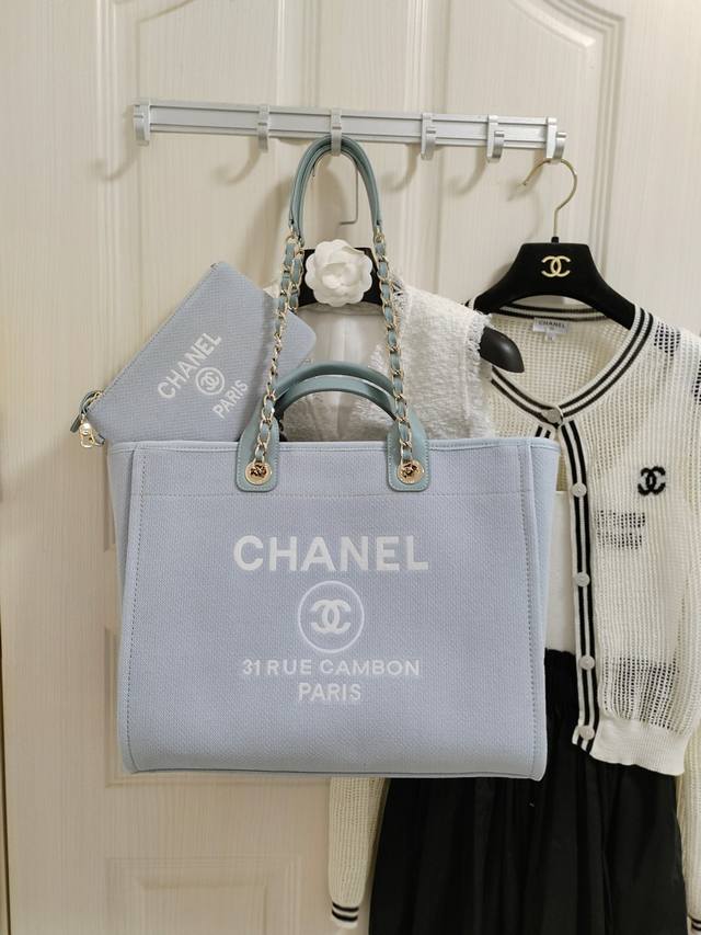 Chanel 24P沙滩包 冰川蓝颜色很清新～ 超级适合夏日穿搭 真的太懂女生啦～ 容量巨优秀大号p38Cm
