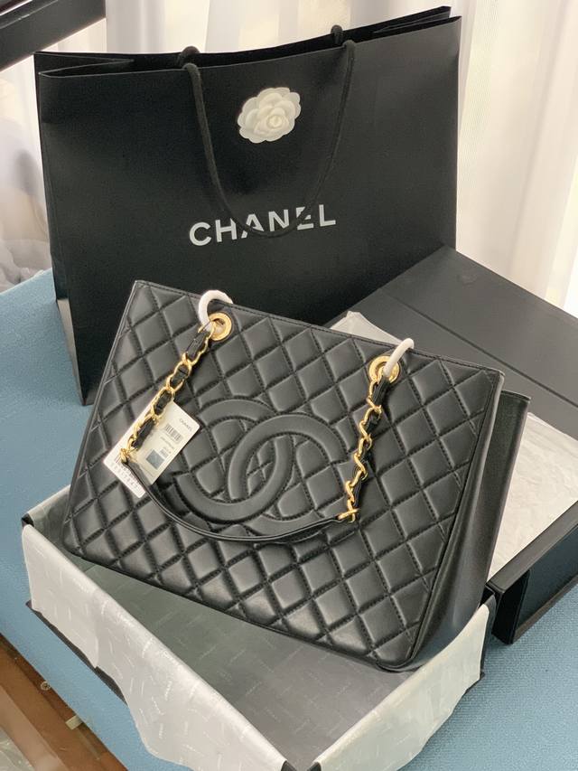 Chanel 经典购物袋。羊皮系列：正品开模，以正品为样版，首先手工制作，一针一线丝何不差精工细琢，包身重量也丝毫不差，版型与正品非常之接近。三层内袋设计，非常