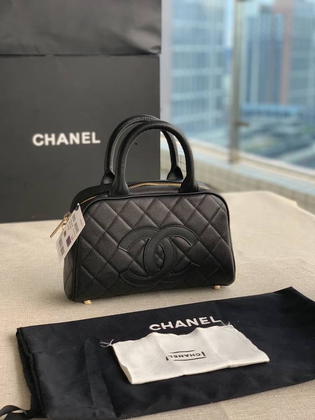 Chanel 2022年最新希望尔顿手提包：颗粒小球纹系列：全新至尊版本正品打版：进口的材质手感舒适细腻：容量超大．手提女包更有时尚魅力：休闲设计：充满尊贵气息