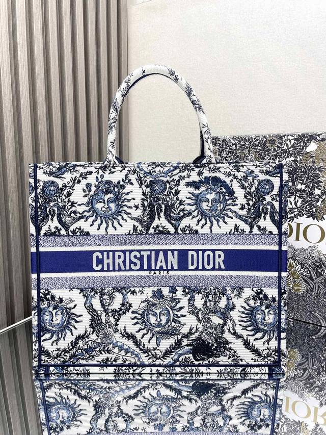 新款太阳星座兰 大号 Dior Book Tote 购物袋 这款book Tote手袋灵感来自女装创意总监玛丽亚 嘉茜娅 蔻丽 Maria Gr