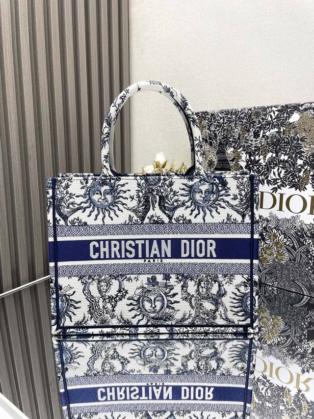 新款太阳星座兰 中号 Dior Book Tote 购物袋 这款book Tote手袋灵感来自女装创意总监玛丽亚 嘉茜娅 蔻丽 Maria Gr
