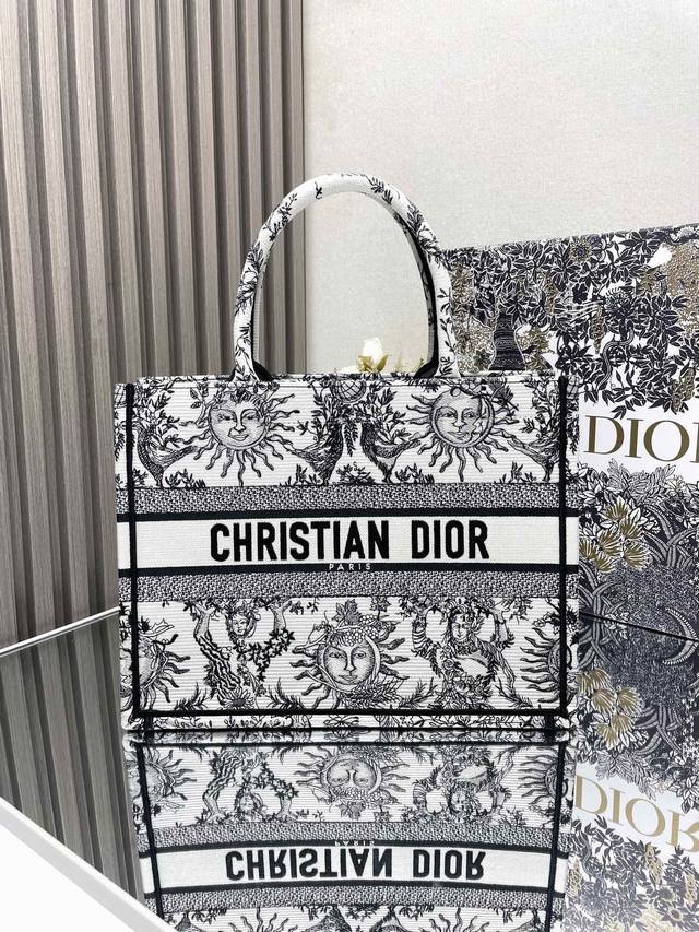 新款太阳星座白 中号 Dior Book Tote 购物袋 这款book Tote手袋灵感来自女装创意总监玛丽亚 嘉茜娅 蔻丽 Maria Gr