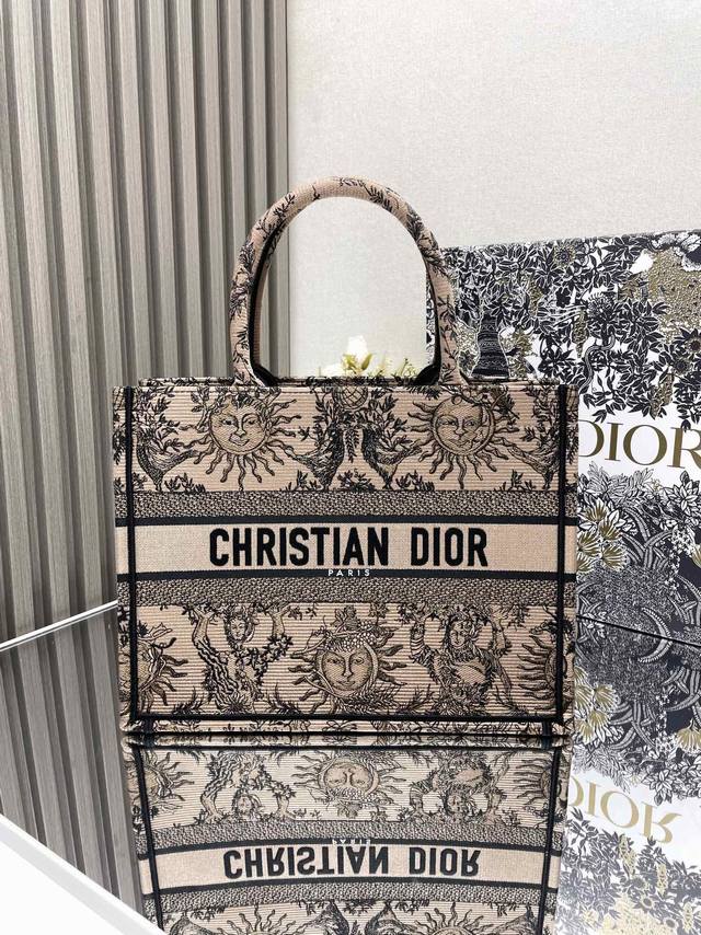 新款太阳星座杏 中号 Dior Book Tote 购物袋 这款book Tote手袋灵感来自女装创意总监玛丽亚 嘉茜娅 蔻丽 Maria Gr