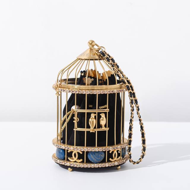 Zp级出品黑色鸟笼 2020高级手工坊系列出了个“鸟笼”实物太惊艳了 艺术品以coco女王公寓里摆放的古典鸟笼为设计灵感金色金属鸟笼造型 镶嵌闪耀的水钻
