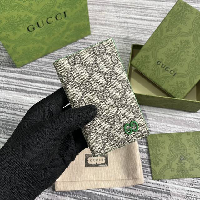 配全套包装 饰gg细节长款卡片夹。Gucci典藏元素gg细节与活力配色巧妙糅合。这款长款卡片夹以gg Supreme帆布匠心打造，巧妙融入绿色撞色细节，为这款小