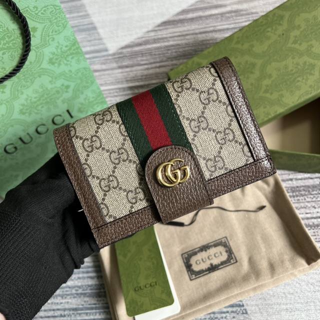 【配全套专柜绿色包装】G家最新护照包到货，也可作为钱夹使用，是品牌主推的一款实用设计单品。经典gg图案是品牌在30年代开始使用的标志性元素之一，历经近一个世纪的