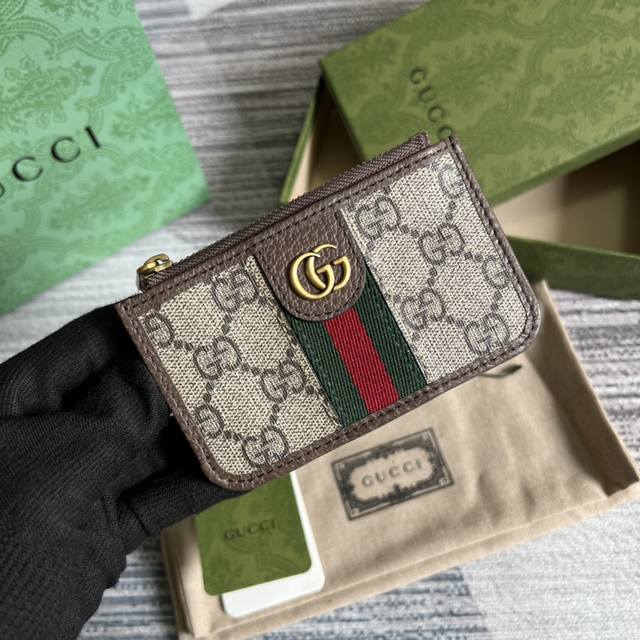 【配全套专柜绿色包装】G家最新卡包到货，也可作为钱夹使用，是品牌主推的一款实用设计单品。经典gg图案是品牌在30年代开始使用的标志性元素之一，历经近一个世纪的发
