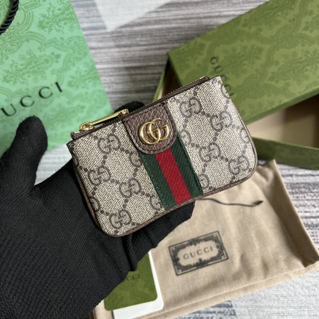 【配全套专柜绿色包装】G家最新钥匙扣包到货，也可作为钱夹使用，是品牌主推的一款实用设计单品。经典gg图案是品牌在30年代开始使用的标志性元素之一，历经近一个世纪