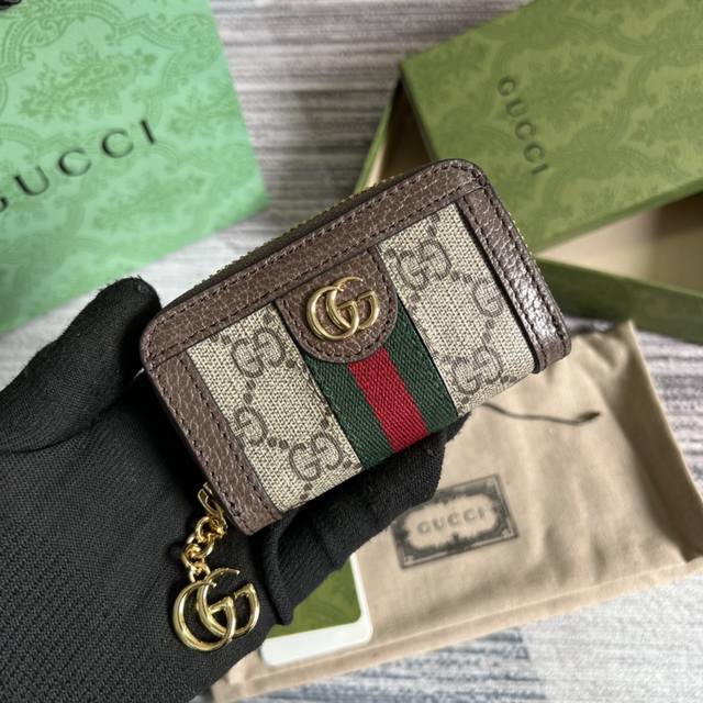 【配全套专柜绿色包装】G家最新钥匙包到货，也可作为钱夹使用，是品牌主推的一款实用设计单品。经典gg图案是品牌在30年代开始使用的标志性元素之一，历经近一个世纪的