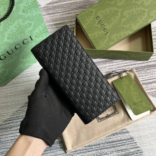 【配全套专柜绿色包装】G家最新西装夹到货，也可作为卡包使用，是品牌主推的一款实用设计单品。经典gg图案是品牌在30年代开始使用的标志性元素之一，历经近一个世纪的