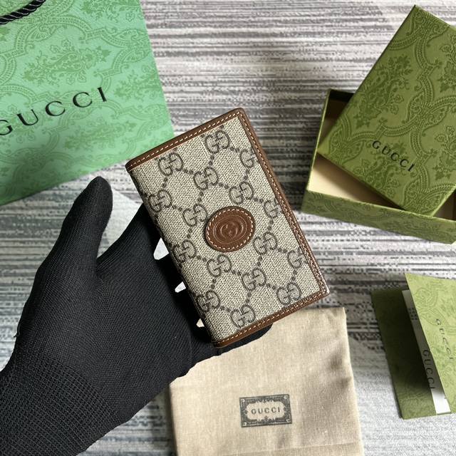 【配全套专柜绿色包装】饰互扣式双g卡片夹，以复古旅行为灵感，致敬品牌创始人guccio Gucci先生在伦敦savoy Hotel酒店的工作经验，Gucci全新