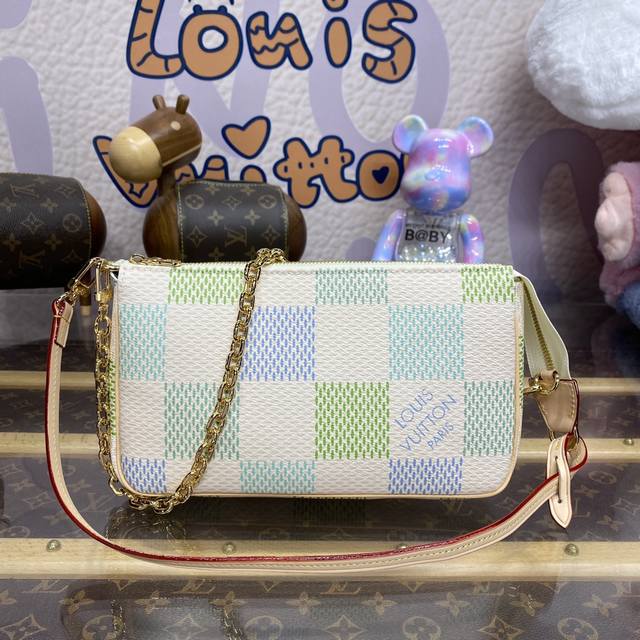 特惠 N40642粉格 蓝格 M82766 本款 Pochette Accessoires 手袋出自 Damierlicious 系列。Damier 帆布包身浸