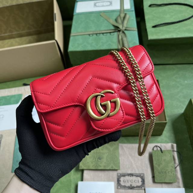 《配全套原厂绿盒包装》Gg Marmont系列绗缝超迷你手袋。Gucci经典小件配饰继续围绕品牌不断发展的美学理念为自身注入新的活力。皮具系列以醒目红色调为亮点