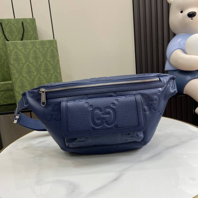 《配全套原厂绿盒包装》超级双g腰包。蓝色超级双g设计于2023早秋系列中耀眼回归，精彩演绎多款皮革旅行箱包单品。作为对guccio Gucci先生姓名首字母的焕