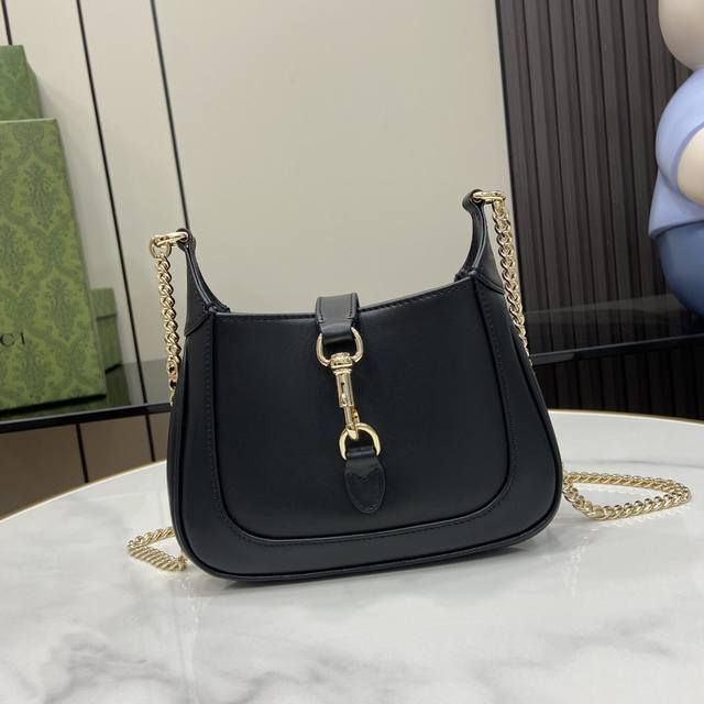 《配全套原厂绿盒包装》【新品】Gucci Jackie Notte迷你肩背包。这款全新jackie Notte手袋由品牌创作总监sabato De Sarno设