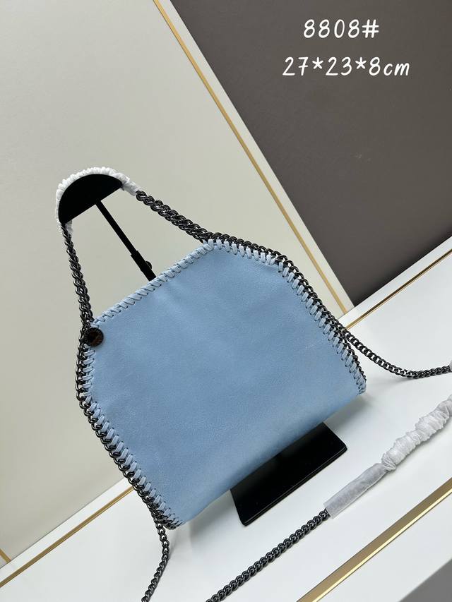 链条购物袋 小号 斯特拉 麦卡特尼 Stella Mccartney 链条包包身设计随简洁了，但包型别致，最特别的是链条不仅仅设计在手提部分，就连包包周