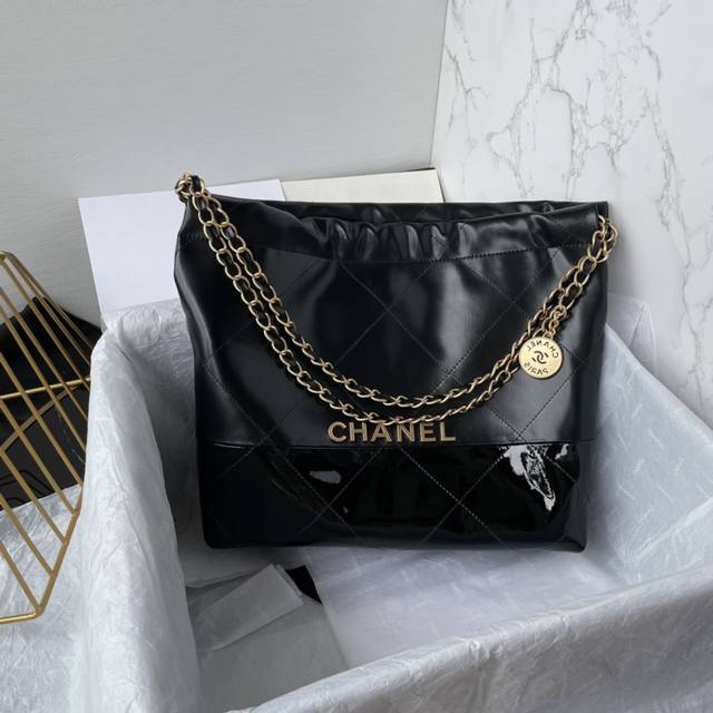 顶级原单，品牌:Chanel型号:As3260配皮拼接 简介:原单质量，经典之作，华丽与气质的前沿，是你意想不到的尊贵。皮种:原单进口牛皮，里配原版布。五金:原