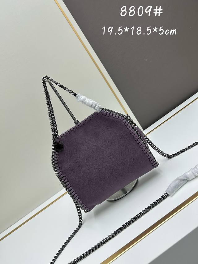 Pmini 链条购物袋 斯特拉 麦卡特尼 Stella Mccartney 链条包包身设计随简洁了，但包型别致，最特别的是链条不仅仅设计在手提部分，就连