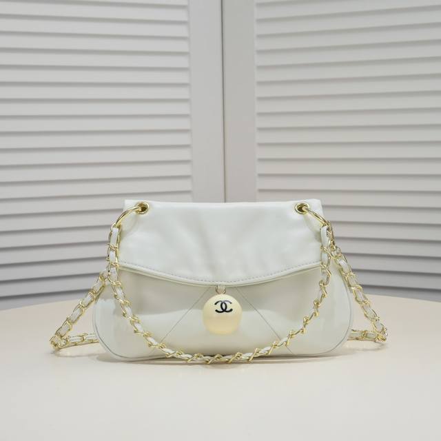 Chanel 24Phobo复古乒乓球手袋 一包两用的实用包包配有斜挎皮穿链。 手拎可作为扁的购物袋包型，容量 以折叠腋下背也超好看，轻薄便捷！！必入款