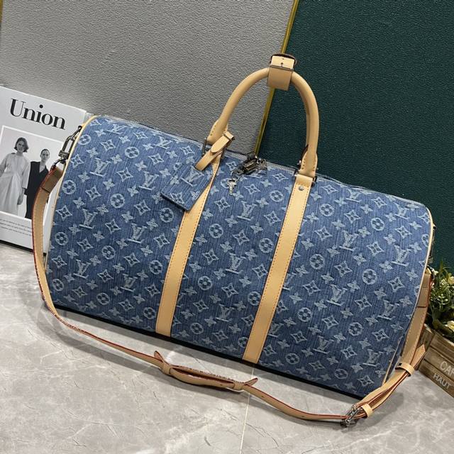 升级版 M41416 M24315本款 Keepall Bandoulière 旅行袋以 Monogram Denim 面料传递动感时尚气息。Monogram