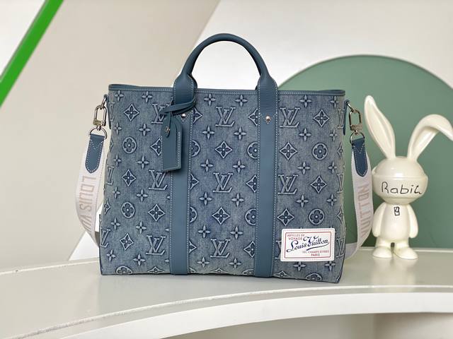 独家实拍 M22537 Week-End Tote 手袋取材 Monogram Washed Denim 帆布，令丹宁布经过水洗、手工喷绘和轻微褪色处理，随后压