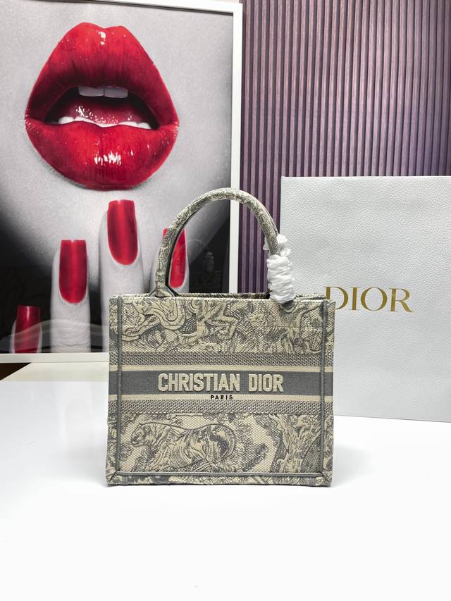 Dior Book Tote 购物袋 这款book Tote手袋灵感来自女装创意总监玛丽亚 嘉茜娅 蔻丽 Maria Grazia Chiuri 是体现dior