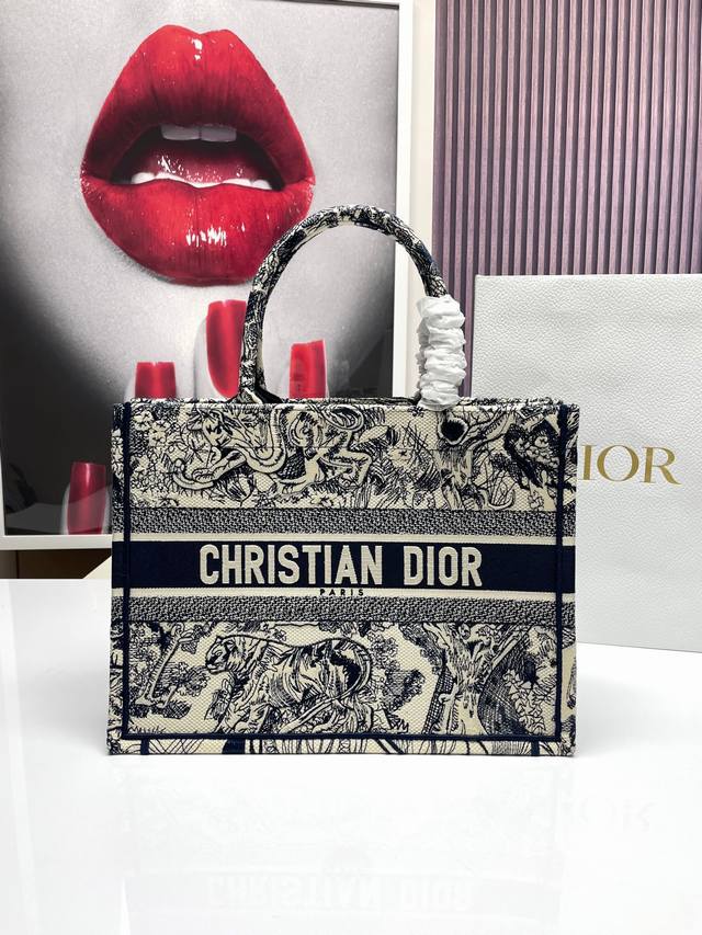 Dior Book Tote 购物袋 这款book Tote手袋灵感来自女装创意总监玛丽亚 嘉茜娅 蔻丽 Maria Grazia Chiuri 是体现dior