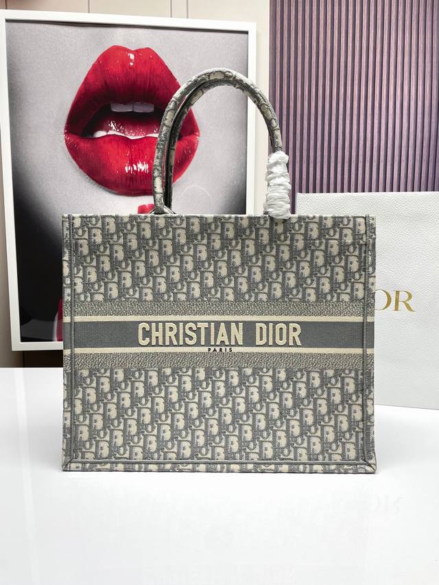 Dior Book Tote 购物袋 这款book Tote手袋灵感来自女装创意总监玛丽亚 嘉茜娅 蔻丽 Maria Grazia Chiuri 是体现dior