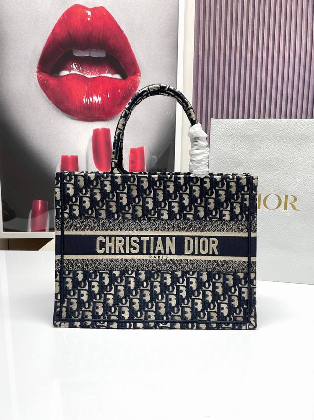 Dior Book Tote 购物袋 这款book Tote手袋灵感来自女装创意总监玛丽亚 嘉茜娅 蔻丽 Maria Grazia Chiuri 是体现dior - 点击图像关闭