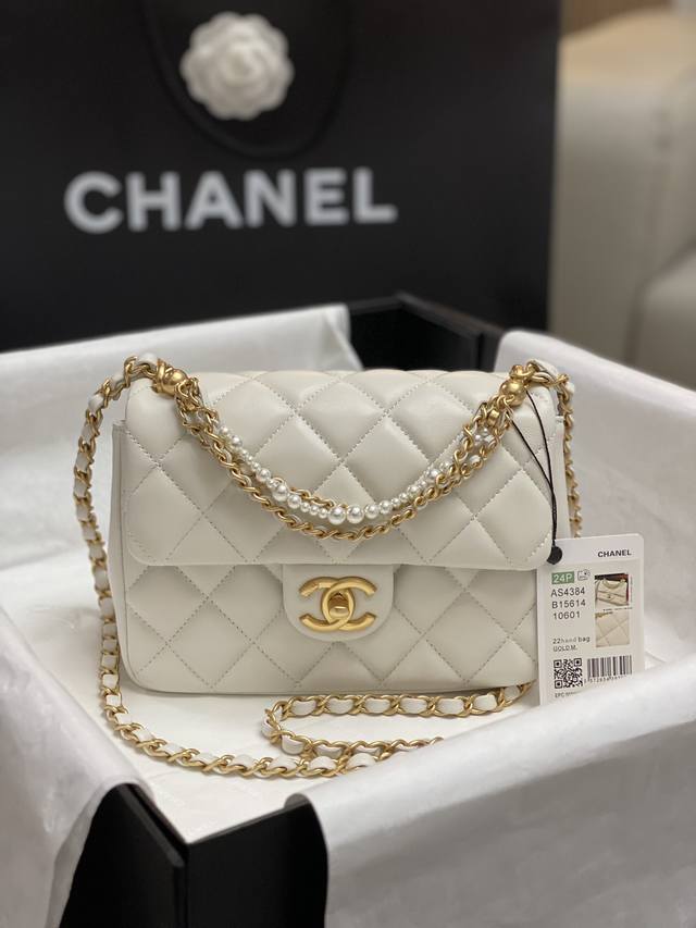 Chanel:迷你新款现货，沿用经典设计，美滴滴与实用融为一体，手提单肩多用途。 大号4384 14.5×19.5×7.5 小号 4385 12.5×17.0×
