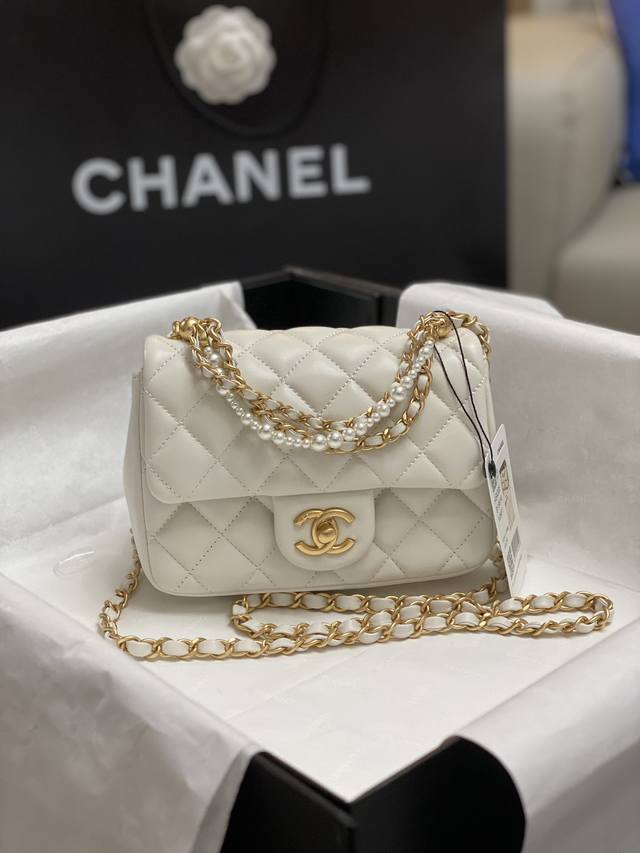Chanel:迷你新款现货，沿用经典设计，美滴滴与实用融为一体，手提单肩多用途。 大号4384 14.5×19.5×7.5 小号 4385 12.5×17.0×