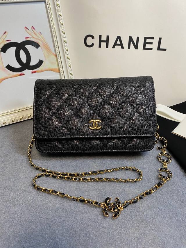 Chanel 链子钱包 肩带却是由双c Coco标志性logo拼接而成 炒鸡有特色 吸睛！很耐造 必入款 尺寸：19*13*3.5Cm