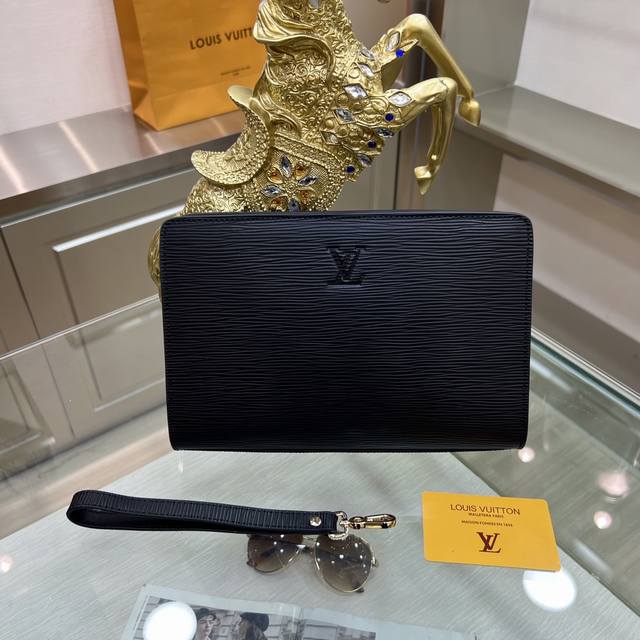 新品 ：Louis Vuitton 路易威登 最新手拿包 不但包型做得好，而且品质也非常精细，采用水波纹牛皮制作，五金配套带密码锁，款式简单大方 型号 : 66