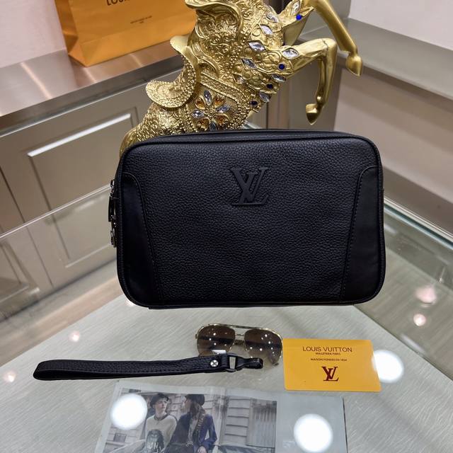 Louis Vuitton 路易威登 高级定制 男士手包系列 进口牛皮配密码锁，资深裁缝 立体剪裁完美版型 上手效果极佳 设计理念独特，献给绅士的你。实物拍摄．