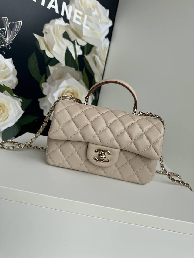 Chanel 21K最新mini Cf Handle 手提包 As2431 经典菱格口盖包 饰以精致经典链子搭配手提，细腻羊皮：润饰手袋，脱颖而出，演绎永恒优雅