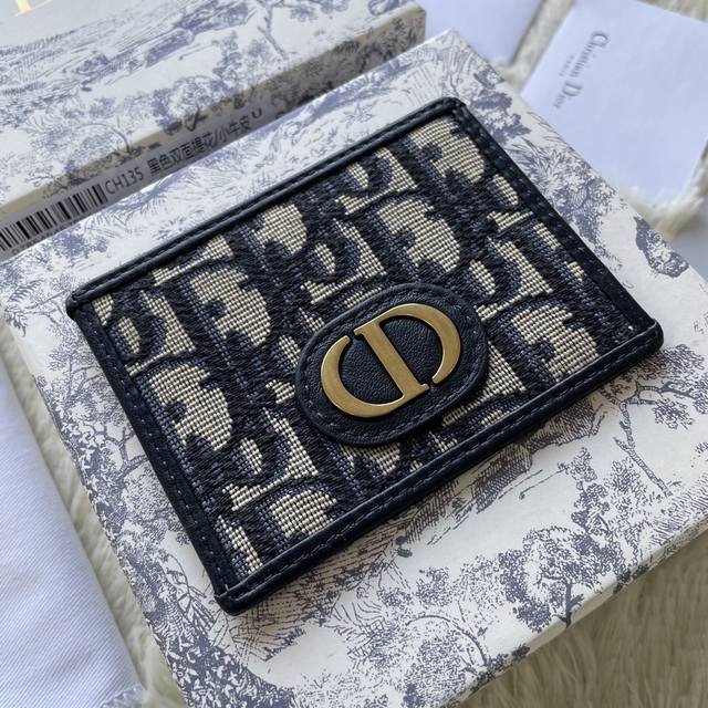 这款卡夹实用而不失优雅。采用米色和黑色 Oblique 印花面料和黑色粒面牛皮革精心制作，饰以金属覆层黄铜“Dior”标志。正面和背面各设有三个卡槽，顶部亦设有