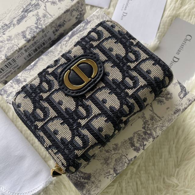Dior Oblique蓝色提花帆布钱包，点缀蓝色小母牛皮细节。 复古金色金属配饰 4个卡套 1个平袋 2个隔层 尺寸：9 X 11厘米 编码：2155